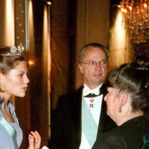 La princesse Victoria et le roi Carl de Suède lors de la remise du prix nobel à Stockholm, en décembre 1997