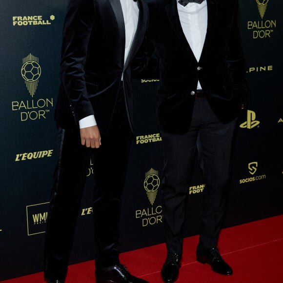 Kylian Mbappé et son père Wilfrid - Photocall de la 66ème cérémonie du Ballon d'Or au Théâtre du Chatelet à Paris le 17 octobre 2022. © Cyril Moreau/Bestimage