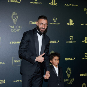 Karim Benzema et son fils Ibrahim - Photocall de la 66ème cérémonie du Ballon d'Or au Théâtre du Chatelet à Paris le 17 octobre 2022. © Cyril Moreau/Bestimage 