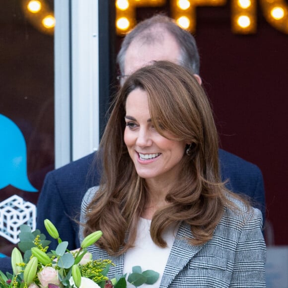 Le prince William, duc de Cambridge, et Kate Middleton, duchesse de Cambridge, quittent l'événement organisé par l'association "Shout" pour le lancement de leur nouveau système de volontariat au théâtre "Troubadour White City" à Londres, le 12 novembre 2019. 