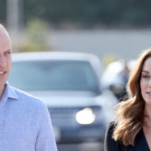 Le prince William, duc de Cambridge, et Catherine (Kate) Middleton, duchesse de Cambridge, visitent un centre militaire de formation canine. Le Royaume-Uni apporte son soutien à ce programme de formation de chiens à l'identification d'explosifs. Islamabad, le 18 octobre 2019. 