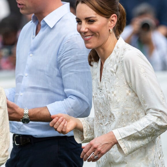 Le prince William, duc de Cambridge, et Catherine (Kate) Middleton, duchesse de Cambridge, visitent l'Académie Nationale de Cricket à Lahore, le 17 octobre 2019.