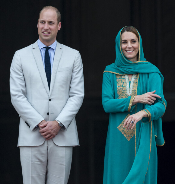 Le prince William, duc de Cambridge, et Catherine (Kate) Middleton, duchesse de Cambridge, à la sortie de la visite de la mosquée "Badshahi" à Lahore, le 17 octobre 2019.