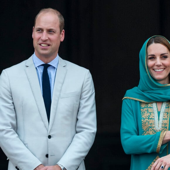 Le prince William, duc de Cambridge, et Catherine (Kate) Middleton, duchesse de Cambridge, à la sortie de la visite de la mosquée "Badshahi" à Lahore, le 17 octobre 2019.