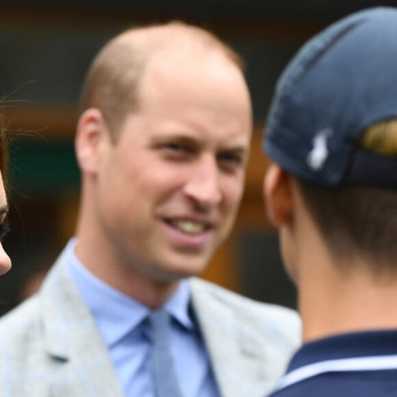 Le prince William, duc de Cambridge, et sa femme Catherine (Kate) Middleton, duchesse de Cambridge, rencontrent le staff du tournoi à leur arrivée à Wimbledon pour assister à la finale Federer vs Djokovic, à Londres le 14 juillet 2019. 