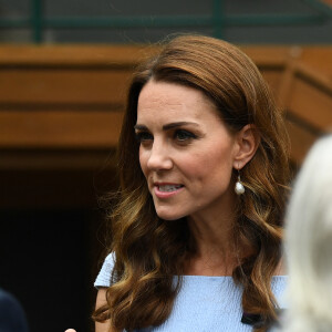 Le prince William, duc de Cambridge, et sa femme Catherine (Kate) Middleton, duchesse de Cambridge, rencontrent le staff du tournoi à leur arrivée à Wimbledon pour assister à la finale Federer vs Djokovic, à Londres le 14 juillet 2019. 