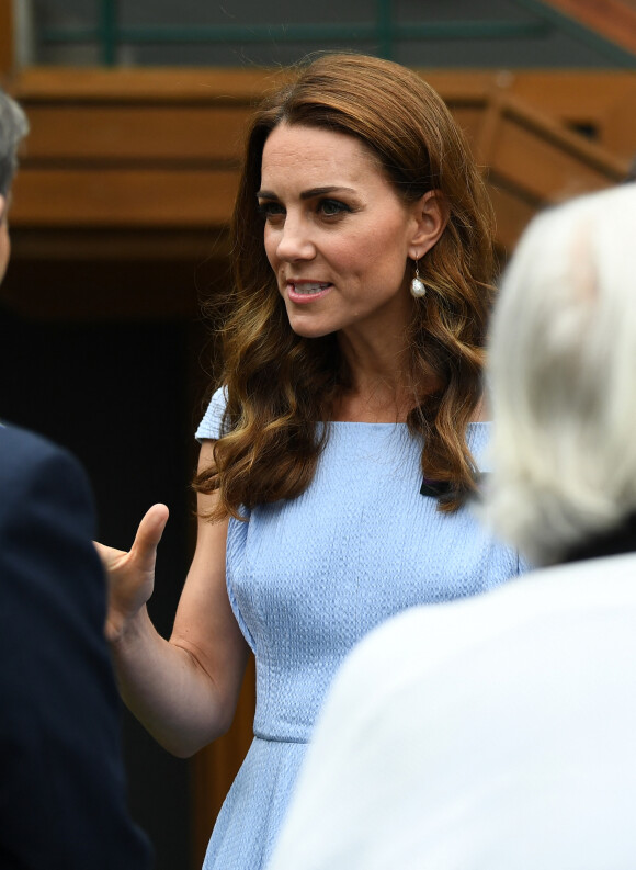Le prince William, duc de Cambridge, et sa femme Catherine (Kate) Middleton, duchesse de Cambridge, rencontrent le staff du tournoi à leur arrivée à Wimbledon pour assister à la finale Federer vs Djokovic, à Londres le 14 juillet 2019. 