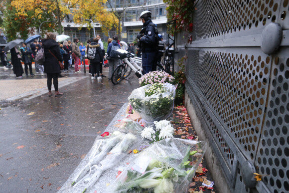 Illustration des fleurs déposées en soutien après l'assassinat de la petite Lola, 12 ans, retrouvée morte dans une malle au pied de son immeuble à Paris, le 17 octobre 2022.