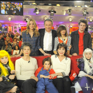 Lio avec ses enfants, sa mère et Michel Drucker lors de l'émission Vivement dimanche en 2010