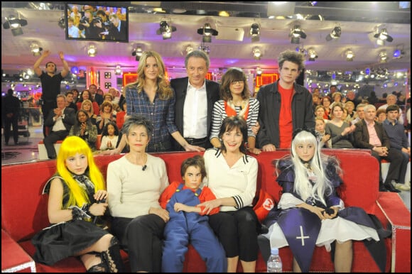 Lio avec ses enfants, sa mère et Michel Drucker lors de l'émission Vivement dimanche en 2010