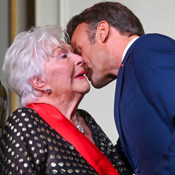 Line Renaud décorée par Emmanuel Macron de la Grand-Croix de la Légion d'honneur lors d'une cérémonie au palais de l'Elysée à Paris. © Coadic Guirec/Bestimage