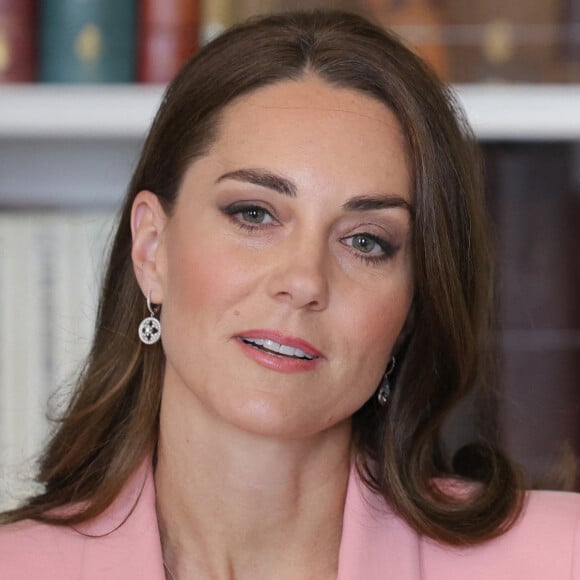 Catherine (Kate) Middleton, duchesse de Cambridge, et le Royal Foundation Centre for Early Childhood organisent une table ronde à la Royal Institution de Londres, en présence de représentants du secteur de la petite enfance aux côtés du secrétaire d'état à la Santé Sajid Javid, du ministre des Familles Will Quince et de responsables du ministère de la Santé