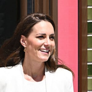 Catherine (Kate) Middleton, duchesse de Cambridge, quitte le centre "Little Village" à Londres, le 8 juin 2022. Sa visite, à la rencontre des bénévoles et du personnel, avait pour but de savoir comment la banque pour bébés soutient les familles locales en s'assurant qu'elles ont accès aux articles essentiels pour leurs jeunes enfants. 