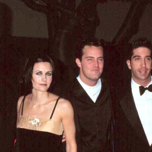"Friends" Jennifer Aniston, Matt Leblanc, Courteney Cox, Matthew PErry, David Schwimmer, Lisa Kudrow au Golden Globe Awards de Los Angeles le 17 janvier 1998