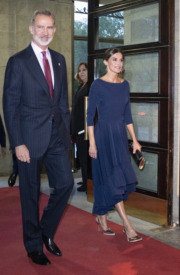 Le roi Felipe VI d'Espagne et la reine Letizia lors de l'ouverture de la nouvelle saison du théâtre Royal à Madrid le 24 octobre 2022. 