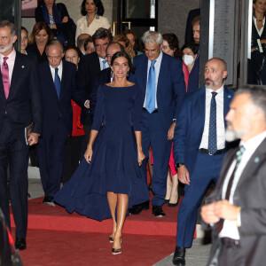 Le roi Felipe VI d'Espagne et La reine Letizia assistent à la première de l'opéra "Aida" de Giuseppe Verdi, à l'occasion de l'ouverture de la saison lyrique 2022/2023 à Madrid le 24 octobre 2022. 