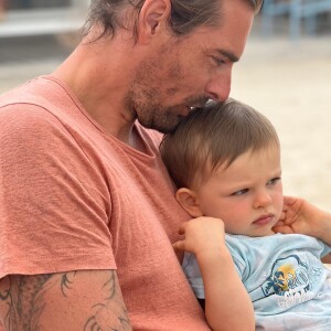Camille Lacourt avec son fils Marius. Le 5 septembre 2022.