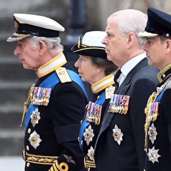 Le roi Charles III d'Angleterre, la princesse Anne, le prince Andrew, duc d'York, le prince Edward - Procession du cercueil de la reine Elizabeth II d'Angleterre de Wesminster Hall où il était exposé au public, jusqu'à l'Abbaye de Westminster. Le cercueil est installé sur l'affût du canon, puis tiré par 142 marins de la Royal Navy à l'aide de cordages, dans la plus pure tradition de la monarchie britannique. Cette tradition remonte aux funérailles d'Etat de la reine Victoria en février 1901. Londres, le 19 septembre 2022.