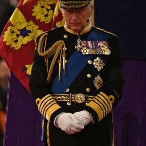 Le roi Charles III organise une veillée au côté du cercueil de la reine Elizabeth II d'Angleterre au Westminster Hall à Londres, Royaume Uni, le 16 septembre 2022. 