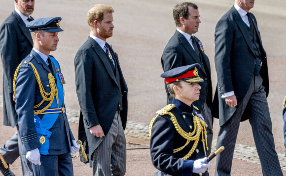 Le roi Charles III d'Angleterre, la princesse Anne, le prince William, prince de Galles, le prince Harry, duc de Sussex, le prince Edward, comte de Wessex, Peter Phillips et le prince Andrew, duc d'York - Procession cérémonielle du cercueil de la reine Elisabeth II du palais de Buckingham à Westminster Hall à Londres, où les Britanniques et les touristes du monde entier pourront lui rendre hommage jusqu'à ses obsèques prévues le 19 septembre 2022. Le 14 septembre 2022. 