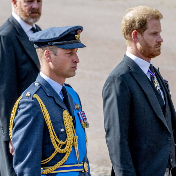 Le roi Charles III d'Angleterre, la princesse Anne, le prince William, prince de Galles, le prince Harry, duc de Sussex, le prince Edward, comte de Wessex, Peter Phillips et le prince Andrew, duc d'York - Procession cérémonielle du cercueil de la reine Elisabeth II du palais de Buckingham à Westminster Hall à Londres, où les Britanniques et les touristes du monde entier pourront lui rendre hommage jusqu'à ses obsèques prévues le 19 septembre 2022. Le 14 septembre 2022. 