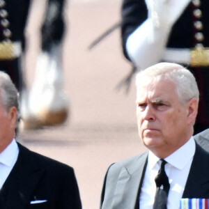 Le prince Andrew, duc d'York, Le prince Harry, duc de Sussex - Procession cérémonielle du cercueil de la reine Elisabeth II du palais de Buckingham à Westminster Hall à Londres, où les Britanniques et les touristes du monde entier pourront lui rendre hommage jusqu'à ses obsèques prévues le 19 septembre 2022. Le 14 septembre 2022. 