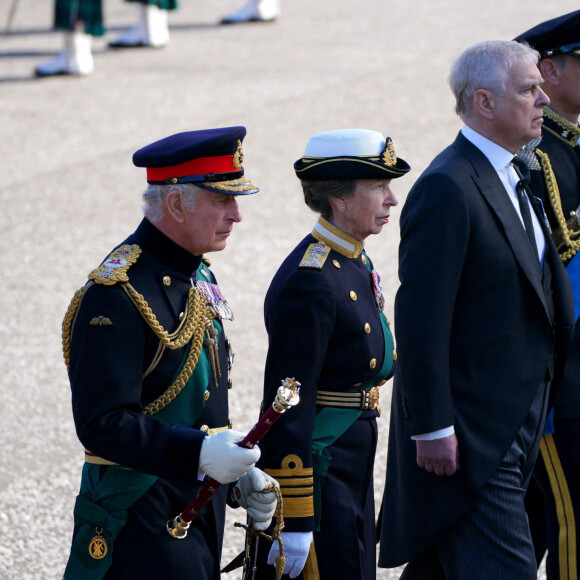 Le roi Charles III d'Angleterre, la princesse Anne, le prince Andrew, duc d'York, et le prince Edward, comte de Wessex - Procession du cercueil de la reine Elisabeth II du palais de Holyroodhouse à la cathédrale St Giles d'Édimbourg, Royaume Uni, le 12 septembre 2022. 
