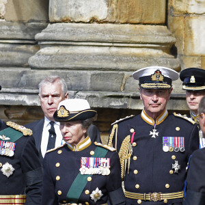 Le roi Charles III d'Angleterre, la princesse Anne, le prince Andrew, duc d'York, et le prince Edward, comte de Wessex - Procession du cercueil de la reine Elisabeth II du palais de Holyroodhouse à la cathédrale St Giles d'Édimbourg, Royaume Uni, le 12 septembre 2022. 