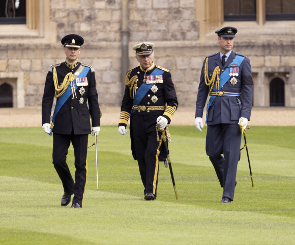 Le prince Edward, duc de Kent, Le roi Charles III d'Angleterre, Le prince William, prince de Galles - Procession pédestre des membres de la famille royale depuis la grande cour du château de Windsor (le Quadrangle) jusqu'à la Chapelle Saint-Georges, où se tiendra la cérémonie funèbre des funérailles d'Etat de reine Elizabeth II d'Angleterre. Windsor, le 19 septembre 2022 