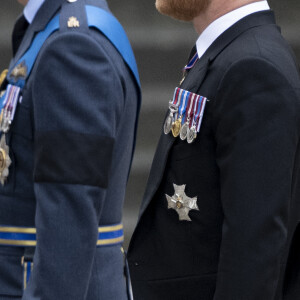 Le prince William, prince de Galles, Le prince Harry, duc de Sussex - Procession du cercueil de la reine Elizabeth II d'Angleterre de Wesminster Hall où il était exposé au public, jusqu'à l'Abbaye de Westminster. Le cercueil est installé sur l'affût du canon, puis tiré par 142 marins de la Royal Navy à l'aide de cordages, dans la plus pure tradition de la monarchie britannique. Cette tradition remonte aux funérailles d'Etat de la reine Victoria en février 1901. Londres, le 19 septembre 2022. 