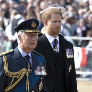 Le roi Charles III d'Angleterre, le prince Harry, duc de Sussex - Procession cérémonielle du cercueil de la reine Elisabeth II du palais de Buckingham à Westminster Hall à Londres. Le 14 septembre 2022 