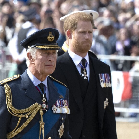 Le roi Charles III d'Angleterre, le prince Harry, duc de Sussex - Procession cérémonielle du cercueil de la reine Elisabeth II du palais de Buckingham à Westminster Hall à Londres. Le 14 septembre 2022 