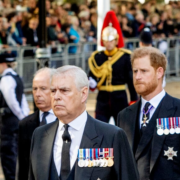 Le prince Harry, duc de Sussex et le prince Andrew, duc d'York - Procession cérémonielle du cercueil de la reine Elisabeth II du palais de Buckingham à Westminster Hall à Londres, Royaume Uni, le 14 septembre 2022. 