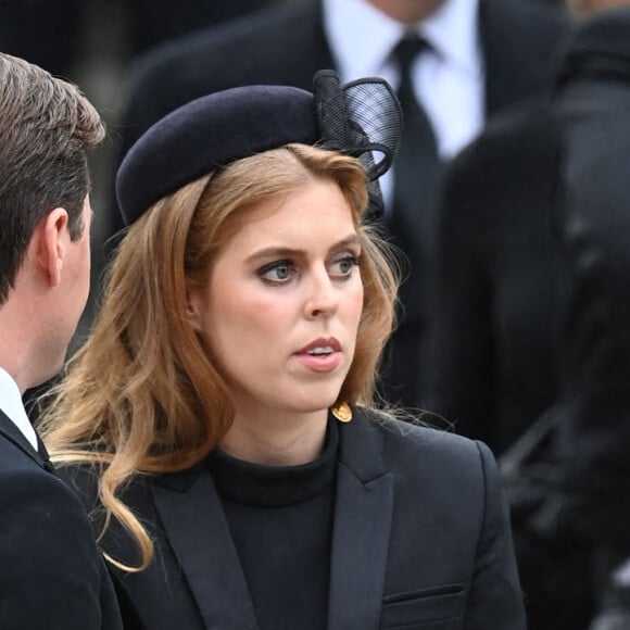 La princesse Beatrice d'York et son mari Edoardo Mapelli Mozzi - Arrivées au service funéraire à l'Abbaye de Westminster pour les funérailles d'Etat de la reine Elizabeth II d'Angleterre. Le sermon est délivré par l'archevêque de Canterbury Justin Welby (chef spirituel de l'Eglise anglicane) au côté du doyen de Westminster David Hoyle. Londres, le 19 septembre 2022. 