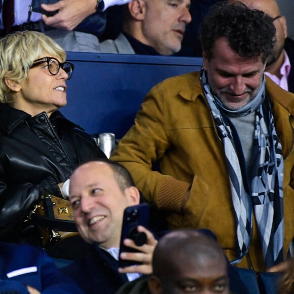 Marina Foïs et Eric Lartigau avec leur fils George au match de Ligue Des Champions 2022 (LDC) "PSG- Macabi Haifa (7-2)" au Parc des Princes à Paris le 25 octobre 2022.