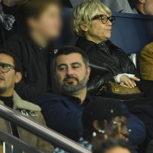 Marina Foïs et Eric Lartigau avec leur fils George au match de Ligue Des Champions 2022 (LDC) "PSG- Macabi Haifa (7-2)" au Parc des Princes à Paris le 25 octobre 2022.