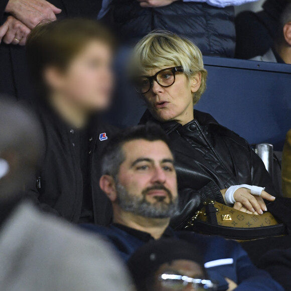 Marina Foïs et Eric Lartigau avec leur fils George au match de Ligue Des Champions 2022 (LDC) "PSG- Macabi Haifa (7-2)" au Parc des Princes à Paris le 25 octobre 2022.
