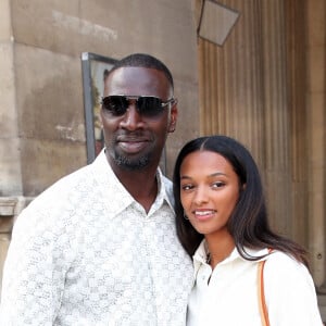 Omar Sy et sa fille Selly lors du défilé de mode Homme printemps-été 2023 Louis Vuitton dans la cour Carrée du Louvre à Paris, France, le 23 juin 2022. © Bertrand Rindoff/Bestimage 