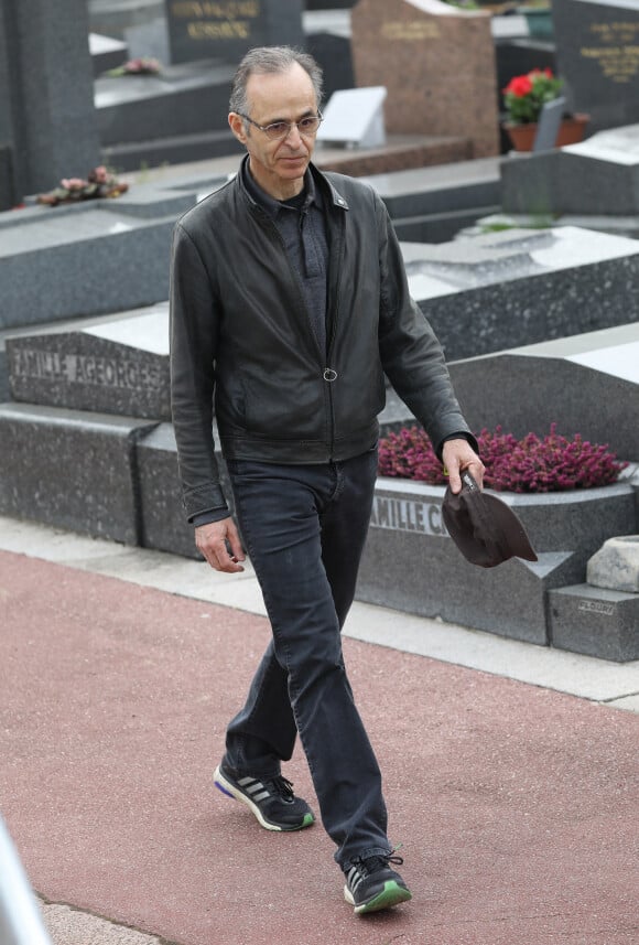 Jean-Jacques Goldman lors des obsèques de Véronique Colucci au cimetière communal de Montrouge, le 12 avril 2018.