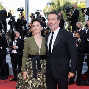 Jean Dujardin et sa femme Nathalie Péchalat - Montée des marches du film " OSS 117 : Alerte rouge en Afrique Noire " lors du 74ème Festival International du Film de Cannes. Le 17 juillet 2021 © Borde-Jacovides-Moreau / Bestimage