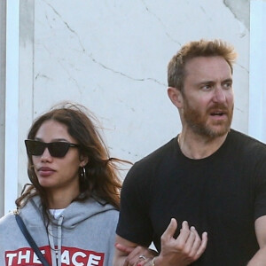 David Guetta et sa compagne Jessica Ledon se baladent en amoureux le long de la plage de Miami en Floride, le 20 novembre 2019 