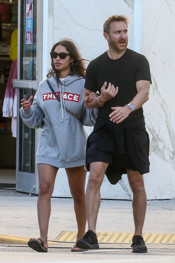 David Guetta et sa compagne Jessica Ledon se baladent en amoureux le long de la plage de Miami en Floride, le 20 novembre 2019 