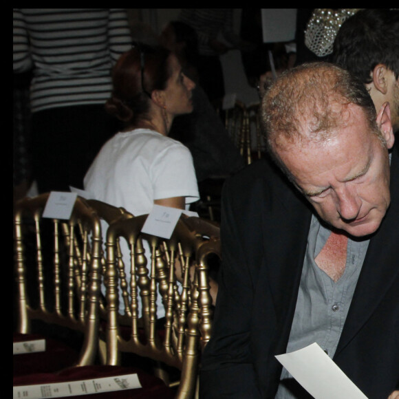 Miou-Miou et son compagnon Jean Teulé au défilé Jean-Paul Gaultier prêt-à-porter le 1er octobre 2011 à Paris