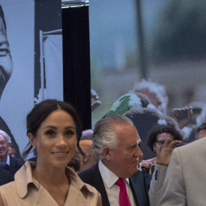 Le prince Harry, duc de Sussex et Meghan Markle, duchesse de Sussex lors de leur visite de l'exposition commémorative de la naissance de Nelson Mandela au centre Southbank à Londres le 17 juillet 2018 