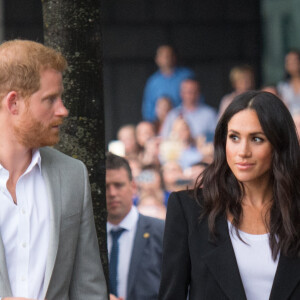 Le prince Harry, duc de Sussex et sa femme Meghan Markle, duchesse de Sussex visitent le mémorial pour la famine à Dublin le 11 juillet 2018 