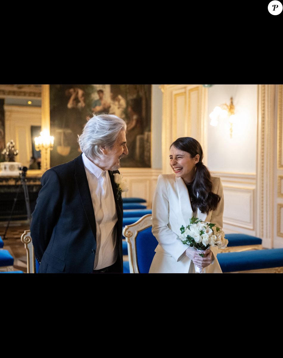 Mariage de Serge Lama et Luana Santonino à la mairie du 7ème arrondissement de Paris. Rachida Dati, Maire du 7ème a célébré le mariage. Paris, le 11 février 2021. © Cyril Moreau/Bestimage.