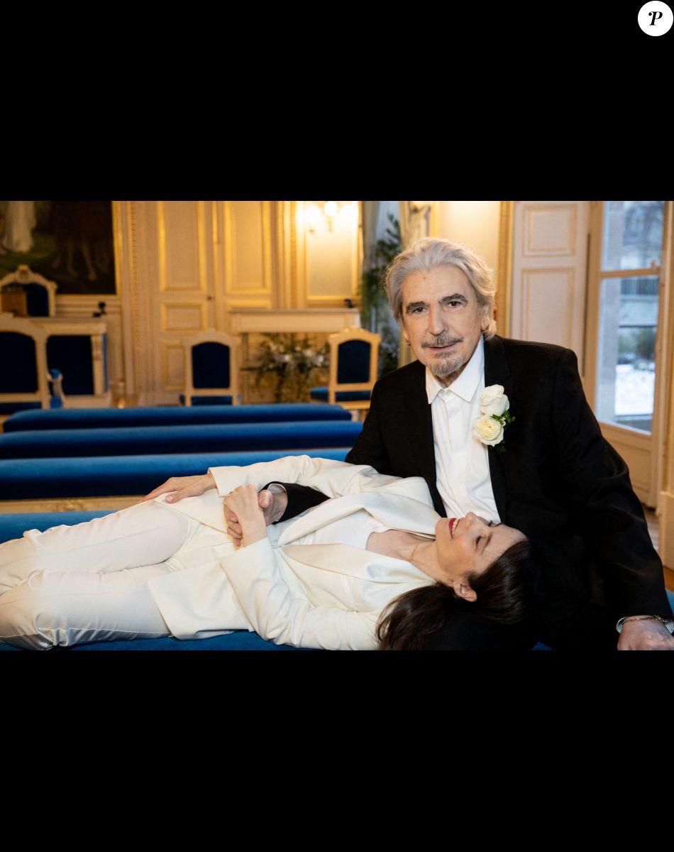 Mariage de Serge Lama et Luana Santonino à la mairie du 7ème arrondissement de Paris. Rachida Dati, Maire du 7ème a célébré le mariage. Paris, le 11 février 2021. © Cyril Moreau/Bestimage.