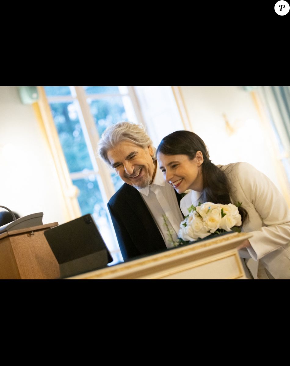 Mariage de Serge Lama et Luana Santonino à la mairie du 7ème arrondissement de Paris. Rachida Dati, Maire du 7ème a célébré le mariage. Paris, le 11 février 2021. © Cyril Moreau/Bestimage.