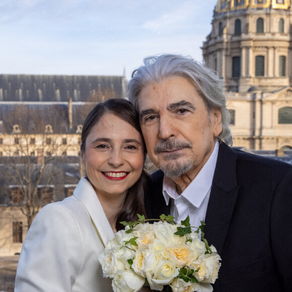 Mariage de Serge Lama et Luana Santonino à la mairie du 7ème arrondissement de Paris. Rachida Dati, Maire du 7ème a célébré le mariage. Paris, le 11 février 2021. © Cyril Moreau/Bestimage.