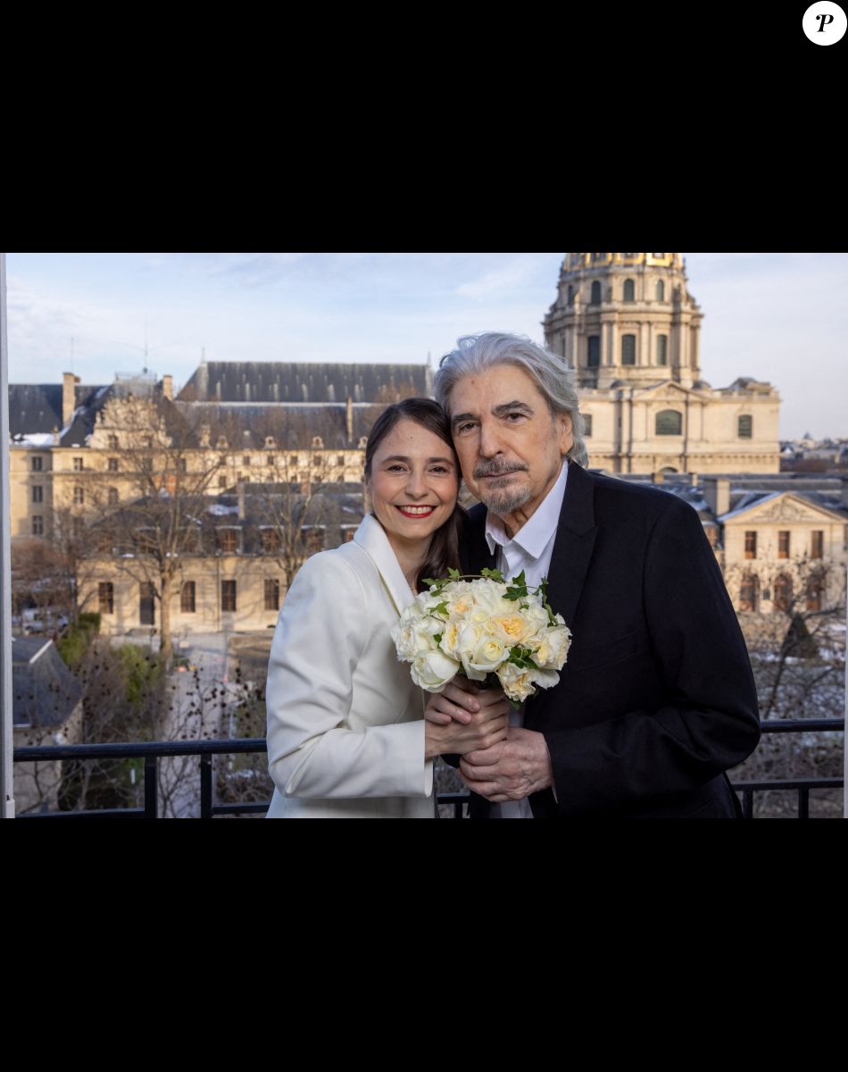 Mariage de Serge Lama et Luana Santonino à la mairie du 7ème arrondissement de Paris. Rachida Dati, Maire du 7ème a célébré le mariage. Paris, le 11 février 2021. © Cyril Moreau/Bestimage.